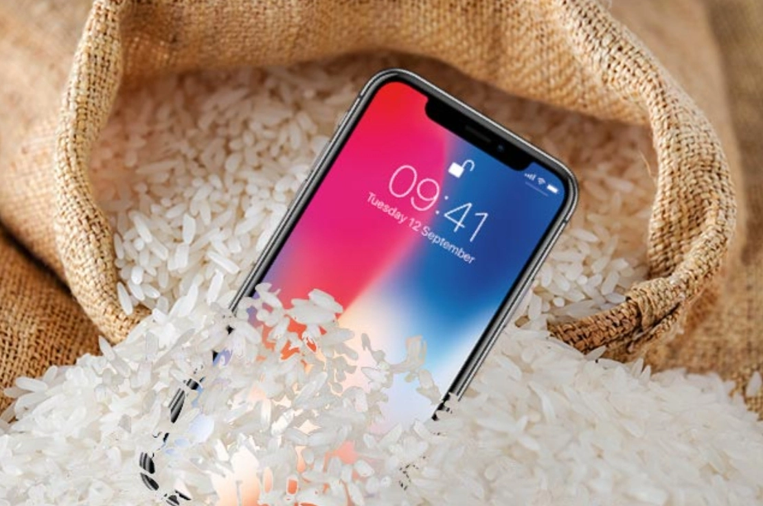 iPhone Thinks Headphones Are Plugged In