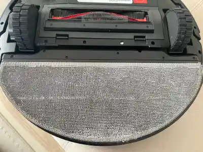 Roborock Robot Takılmış ve Ana Tekerlekler Sıkışmış Robot takılmış ve ana tekerlekler sıkışmış